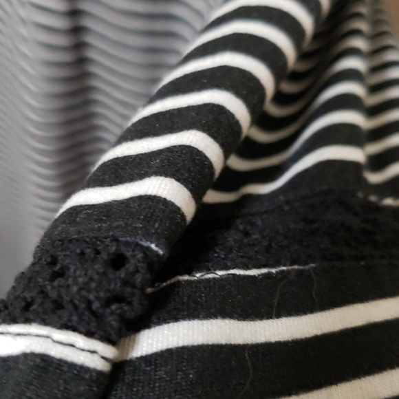 2xl black and white stripped top with lace accents - Picture 4 of 5